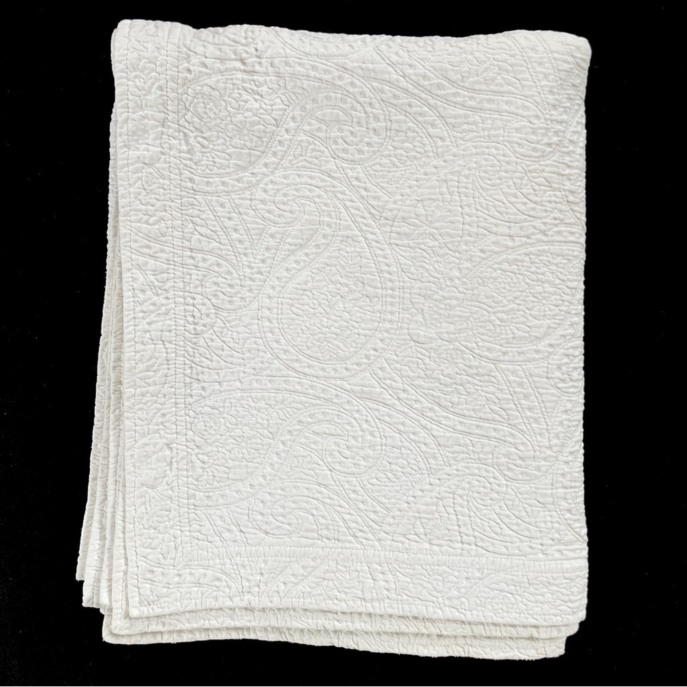 Coming Home Lands End Portugal White Paisley Matelasse Full Coverlet Bedspread